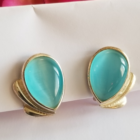 Vintage Jewelry - Vintage aqua blue cats eye clip on earrings pale gold tone metal clipon